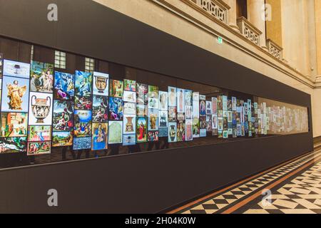 BUDAPEST, UNGARN - 03. APRIL 2019: Interaktives Panel mit einer Gemäldegalerie das Budapester Kunstmuseum in Budapest, Ungarn Europa Stockfoto