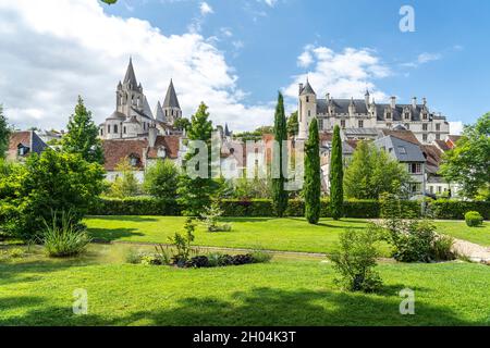 Der Stadtpark Jardin Public, Kirche Saint-Ours und Logis Royal, Schloss Loches, Loire-Tal, Frankreich | Öffentlicher Garten Loches Jardin Public, Saint-Ou Stockfoto