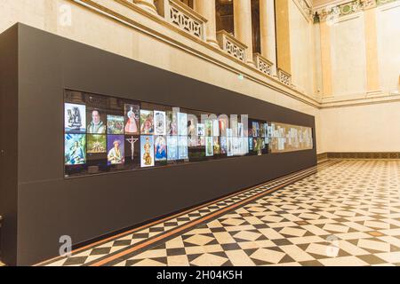 BUDAPEST, UNGARN - 03. APRIL 2019: Interaktives Panel mit einer Gemäldegalerie das Budapester Kunstmuseum in Budapest, Ungarn Europa Stockfoto