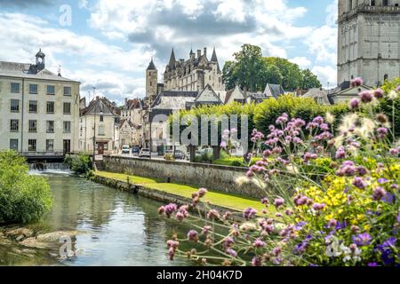 Stadtansicht mit Fluss Indre, dem Schloss und Logis Royal in Loches, Loire-Tal, Frankreich | Stadtbild mit Indre, Château de Loches und Royal Stockfoto