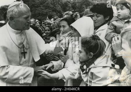 Leiter der katholischen Kirche Papst Johannes Paul II begrüßt von Kindern, 1980er Jahre Stockfoto