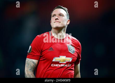 Aktenfoto vom 19-09-2019 von Phil Jones von Manchester United. Phil Jones, der Verteidiger von Manchester United, glaubt, dass junge Spieler, die ins Spiel kommen, nun mental in der Lage sein müssen, mit der „giftigen“ Umgebung der sozialen Medien umgehen zu können, nachdem er seiner Online-Präsenz den Rücken gekehrt hat. Ausgabedatum: Montag, 11. Oktober 2021. Stockfoto