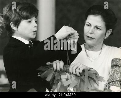 Königin Silvia von Schweden und Prinz Carl Philip bei der Vorbereitung der Weihnachtsdekorationen, 1988 Stockfoto