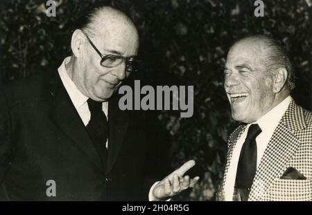 Der italienisch-amerikanische Filmregisseur Frank Capra (rechts) und der italienische Filmregisseur Roberto Rossellini, 1970er Jahre Stockfoto