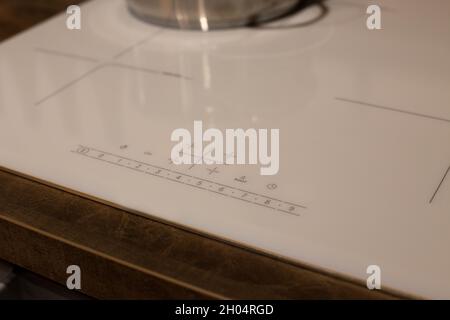 Nahaufnahme des weißen Induktionskochfelds in der Küche Stockfoto