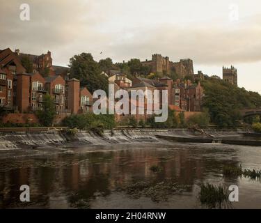 Durham Castle und Kathedrale, aufgenommen vom Flussufer entlang des Flusses Wear mit Blick auf die Framwellgate Bridge. Stockfoto