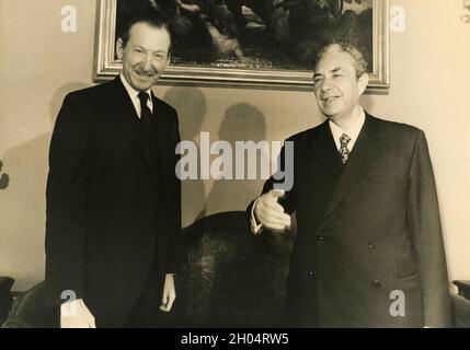 Der österreichische Außenminister Kurt Waldheim und der italienische Premierminister Aldo Moro (rechts), 70er Jahre Stockfoto