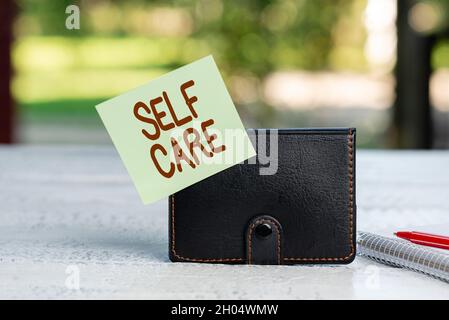 Textunterschrift zur Selbstpflege. Geschäftsidee die Praxis, Maßnahmen zur Verbesserung der eigenen Gesundheit zu ergreifen, ist eine eigene Erfahrung und Ideen zur Entspannung im Freien Stockfoto