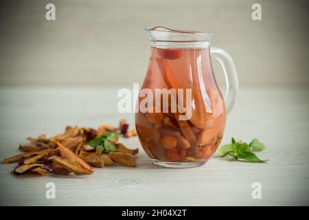 Süßes, kühles Kompott, gekocht aus verschiedenen Trockenfrüchten, in einem Glasdekanter Stockfoto
