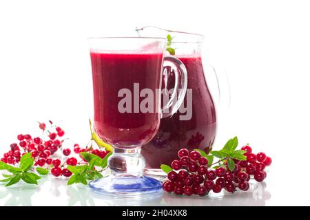 Frisch gepresster dicker natürlicher Saft mit Fruchtfleisch aus reifen roten Viburnum in einer Karaffe Stockfoto