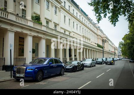 London - Oktober 2021: Ein blauer Ferrari parkte auf der vornehmen Londoner Straße in Belgravia Stockfoto