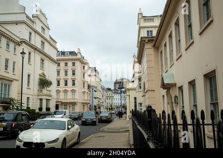 Die Straße der nobeleren Stadthäuser in Belgravia / Knightsbridge - London Stockfoto