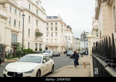 Die Straße der nobeleren Stadthäuser in Belgravia / Knightsbridge - London Stockfoto