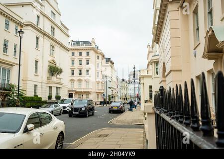 Die Straße der nobeleren Stadthäuser in Belgravia / Knightsbridge - London Stockfoto