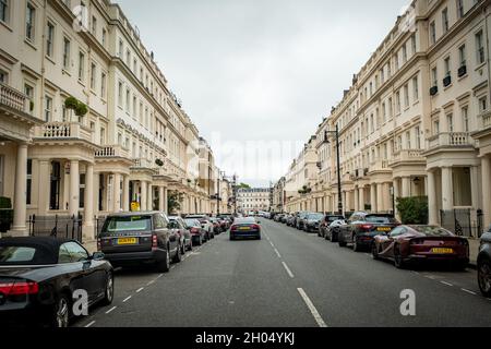 Die Straße der nobeleren Stadthäuser in Belgravia / Knightsbridge - London Stockfoto