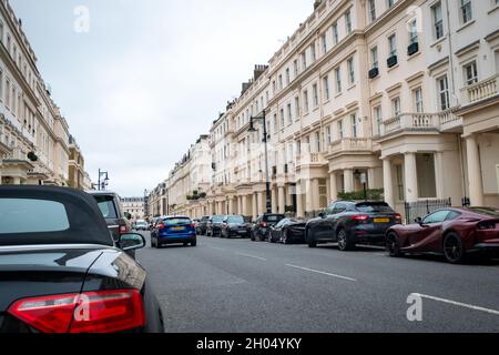 Die Straße der nobeleren Stadthäuser in Belgravia / Knightsbridge - London Stockfoto