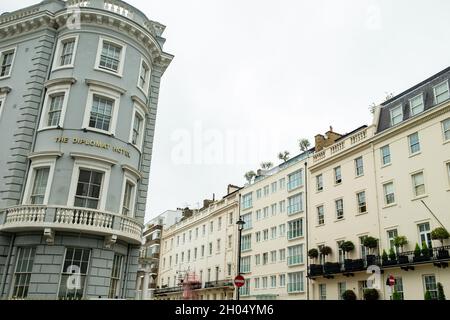 Die Straße der nobeleren Stadthäuser in Belgravia / Knightsbridge - London Stockfoto