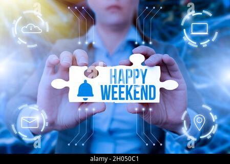 Textunterschrift mit Happy Weekend. Geschäftskonzept etwas schönes ist passiert oder sie fühlen sich zufrieden mit dem Leben Business Woman Holding Jigsaw Stockfoto