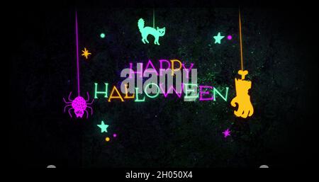 Happy Halloween Text gegen Katze, Spinne und Zombie hängende Dekorationen auf schwarzem Hintergrund Stockfoto