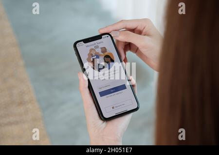 CHIANG MAI, THAILAND - 3 OCT, 2021 : Ein Mitarbeiter von zu Hause aus lädt die soziale Plattform von Microsoft Teams herunter, die für Remote-Arbeiten bereit ist Stockfoto