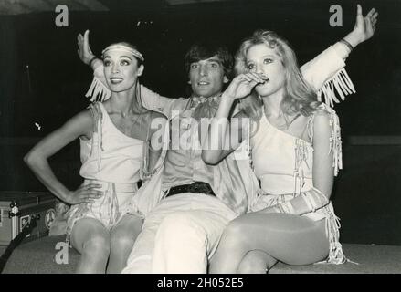 Der italienische Plattenproduzent und DJ Claudio Cecchetto mit dem Showgirl Heather Parisi (rechts) und der Balletttänzerin Oriella Dorella, 1980er Jahre Stockfoto