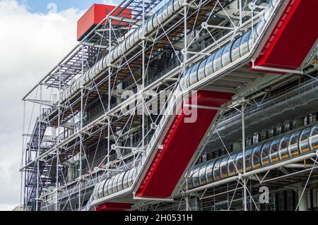 Paris, France, September 2021. Detail of the front façade of the famous Centre Pompidou building with its technological aesthetics and red staircase Stockfoto