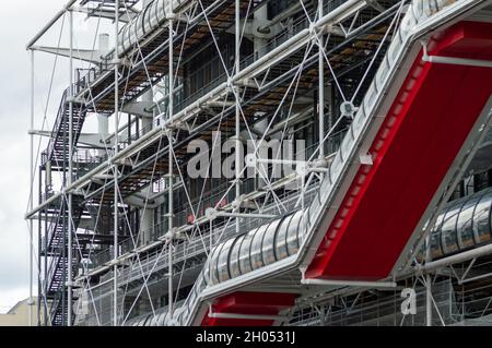 Paris, France, September 2021. Detail of the front façade of the famous Centre Pompidou building with its technological aesthetics and red staircase Stockfoto