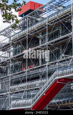 Paris, France, September 2021. Detail of the front façade of the famous Centre Pompidou building with its technological aesthetics and red staircase Stockfoto