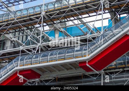 Paris, France, September 2021. Detail of the front façade of the famous Centre Pompidou building with its technological aesthetics and red staircase Stockfoto