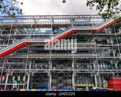 Paris, France, September 2021. Detail of the front façade of the famous Centre Pompidou building with its technological aesthetics and red staircase Stockfoto