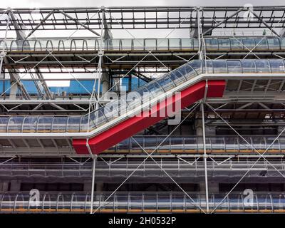 Paris, France, September 2021. Detail of the front façade of the famous Centre Pompidou building with its technological aesthetics and red staircase Stockfoto