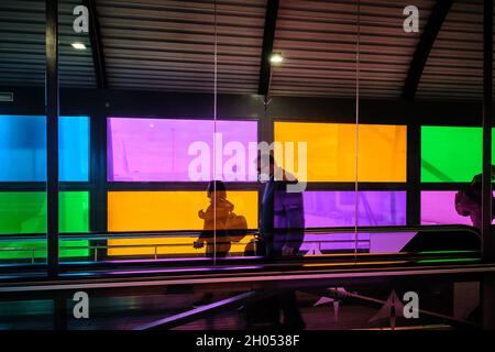 Madrid, Madrid, Spanien. Oktober 2021. Passagiere mit Gesichtsbedeckungsdruck kommen am internationalen Flughafen Adolfo Suarez - Barajas in Madrid an. Nachdem Spanien 19 stark von Covid-2020 betroffen war, öffnete es seine Grenzen im Juni 2021 für zuvor geimpfte Besucher. (Bild: © Carlos Escalona/ZUMA Press Wire) Stockfoto