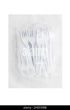 Verpackung von Einweg-Kunststoffgabeln isoliert auf weißem Hintergrund Stockfoto