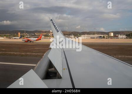 Ryanair Jet Airliner Flugzeugflügel und Branded Winglet nach der Landung auf dem Flughafen Alicante Elche in Spanien. Ein Flug vom Flughafen Southend Stockfoto