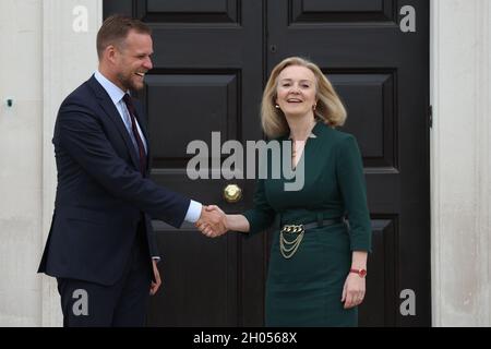 Außenministerin Liz Truss begrüßt Gabrielius Landsbergis, Außenminister der Republik Litauen, im Chevening House in Kent. Bilddatum: Montag, 11. Oktober 2021. Stockfoto