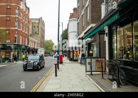 LONDON - MAI 2018: Geschäfte der Knightsbridge-Szene, ein gehobtes Viertel mit Geschäften und Restaurants Stockfoto