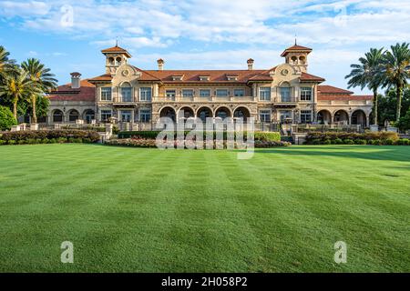 TPC Sawgrass Clubhouse kurz nach Sonnenaufgang in Ponte Vedra Beach, Florida. (USA) Stockfoto