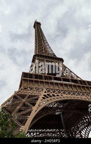 Detail des Eiffelturm von unten Stockfoto