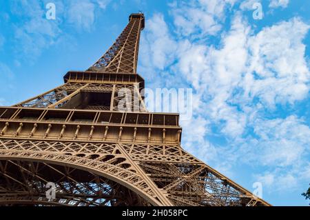 Detail des Eiffelturm von unten Stockfoto