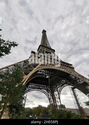 Detail des Eiffelturm von unten Stockfoto