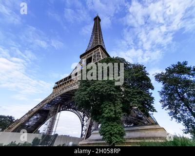 Detail des Eiffelturm von unten Stockfoto