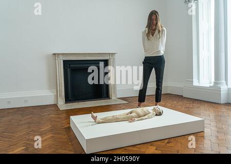 RON MUECK. Dead Dad, 1996-1997 Mixed Media. Eine umfassende Galerie-Übersicht über den bis dato international anerkannten Bildhauer und seine erste Ausstellung in der Galerie Thaddaeus Ropac, die sich über zwei Jahrzehnte Muecks Karriere erstreckt, darunter einige der berühmtesten Werke und Leihgaben des Künstlers aus großen Sammlungen sowie neue und nie zuvor ausgestellte Skulpturen Stockfoto