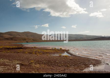 Marokkanische Landschaft mit See und Wüste Stockfoto