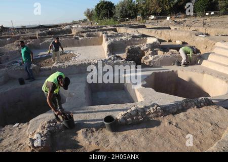 YAVNE, 11. Oktober 2021 (Xinhua) -- Arbeiter arbeiten am 11. Oktober 2021 an der Ausgrabungsstätte einer alten Weinfabrik in Yavne, Zentralisraelisch. Israelische Archäologen haben eine 1,500 Jahre alte riesige Weinfabrik aufgedeckt, sagte die israelische Antiquitätenbehörde (IAA) am Montag. Das riesige und gut gestaltete Industriegebiet aus der byzantinischen Zeit wurde in den letzten zwei Jahren in der Stadt Yavne in Zentralisraelien ausgegraben. (Foto von Gil Cohen Magen/Xinhua) Stockfoto