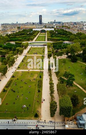 Paris, Frankreich, september 2021. Vom Eiffelturm aus gesehen, eine flächenhafte Stadtlandschaft. Stockfoto