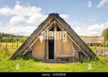 Keltisches Haus mit Strohdach im keltischen Freilichtmuseum in Nasavrky, Tschechien Stockfoto