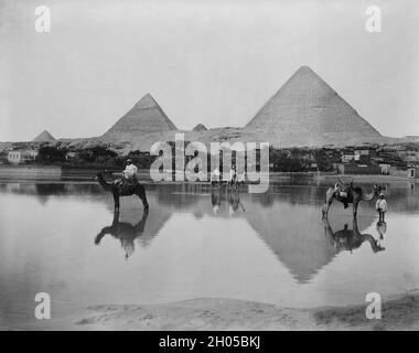 Ein Vintage-Foto um 1880 von Pyramiden auf dem Gizeh-Plateau in Ägypten. Es umfasst die große Pyramide von Gizeh, die Pyramide von Khafre und die Pyramide von Menkaure, zusammen mit ihren verbundenen Pyramidenkomplexen Stockfoto