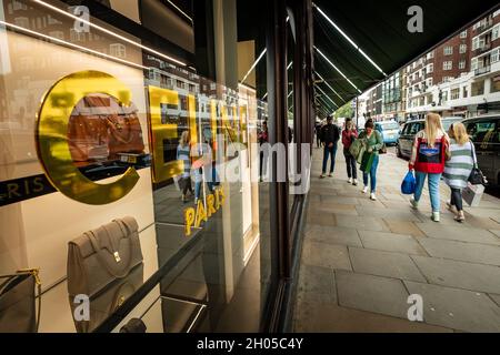 London - Oktober 2021: Celine Paris Handtaschen im Fenster von Harrods in Knightsbridge Stockfoto
