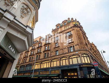 London - Oktober 2021: Kaufhaus Harrods in Knightsbridge, London. Mit dem berühmten harrods-Schild und Knightsbridge Underground-Schild Stockfoto