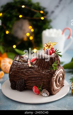 Yule log Schokoladenkuchen mit Schokoladenfrosting für Weihnachten Stockfoto